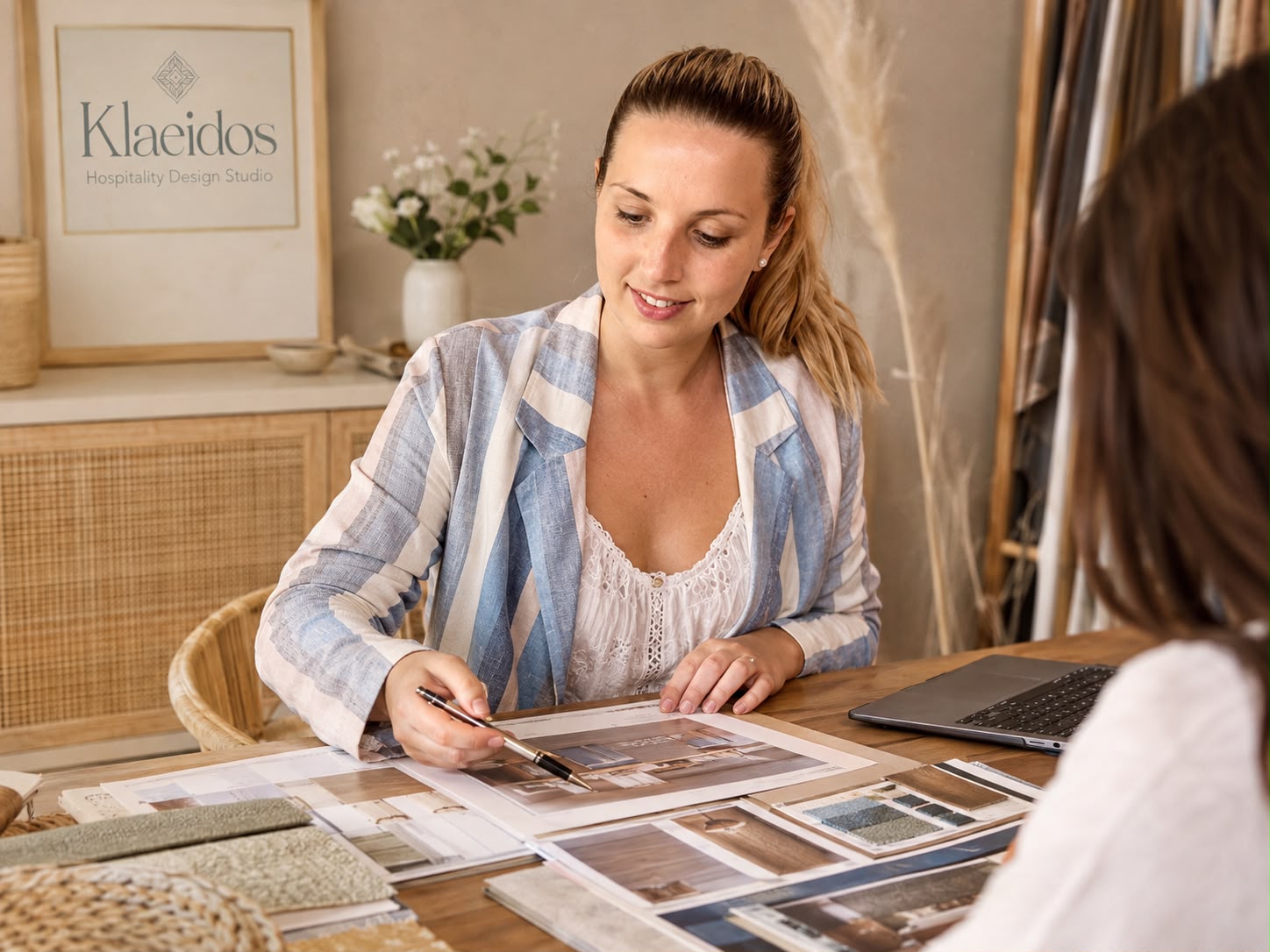 Consulenza in studio, con materiali e progetti sul tavolo